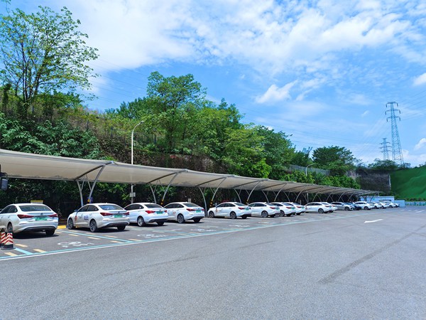 “重點(diǎn)保障公交，錯(cuò)時(shí)服務(wù)社會(huì)”，在公交充電低峰時(shí)段向社會(huì)開放運(yùn)營，滿足市民出行需求。驛滿新能源公司供圖