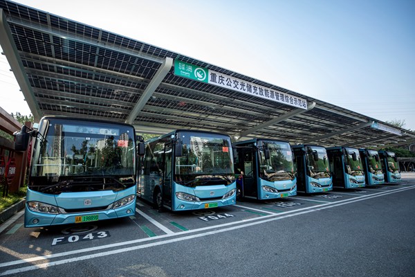 成功打造全國首個(gè)公交光儲(chǔ)充放能源管理示范站，有效解決了充電需求容量的難題。驛滿新能源公司供圖