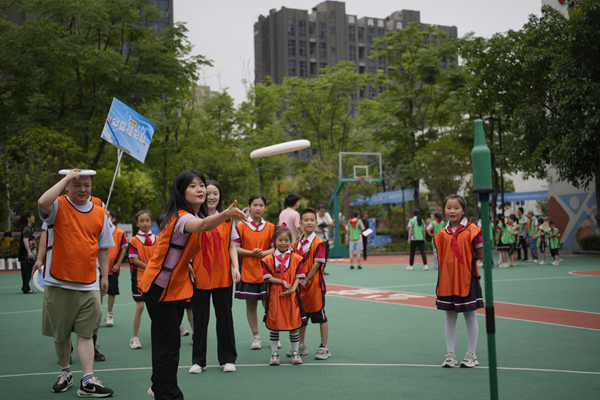 大人和孩子們共同在“愛(ài)心操場(chǎng)”上開(kāi)展“趣味運(yùn)動(dòng)會(huì)”。重慶福彩供圖