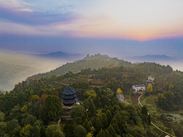 倒塔（轉(zhuǎn)法輪塔）遠(yuǎn)眺。羅國家攝