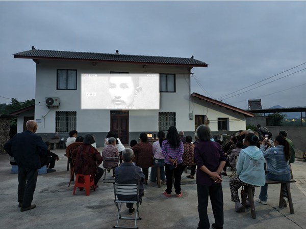 萬全村觀影活動。西南大學(xué)鄉(xiāng)村振興戰(zhàn)略研究院供圖