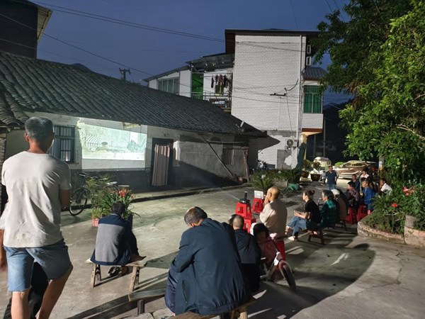 大坪村觀影活動。西南大學(xué)鄉(xiāng)村振興戰(zhàn)略研究院供圖