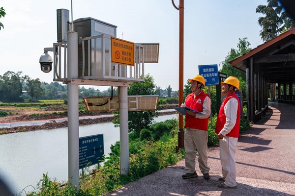 電力員工對(duì)沿岸水文監(jiān)測(cè)裝置用電安全進(jìn)行巡視檢查。國(guó)網(wǎng)重慶永川供電公司供圖