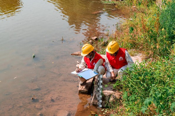 電力員工對(duì)水位進(jìn)行記錄。國(guó)網(wǎng)重慶永川供電公司供圖