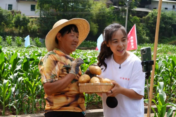 主播介紹巫山土豆。巫山縣融媒體中心供圖