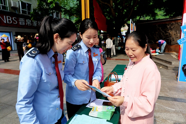 石柱縣稅務(wù)人員為市民講解稅法相關(guān)知識。劉虹玥攝