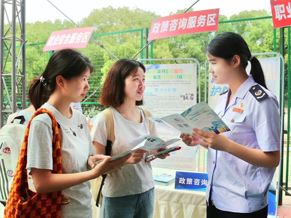 雙選會現(xiàn)場，永川區(qū)稅務(wù)局普法團(tuán)隊為畢業(yè)生答疑解惑，宣傳政策。馬艷波攝