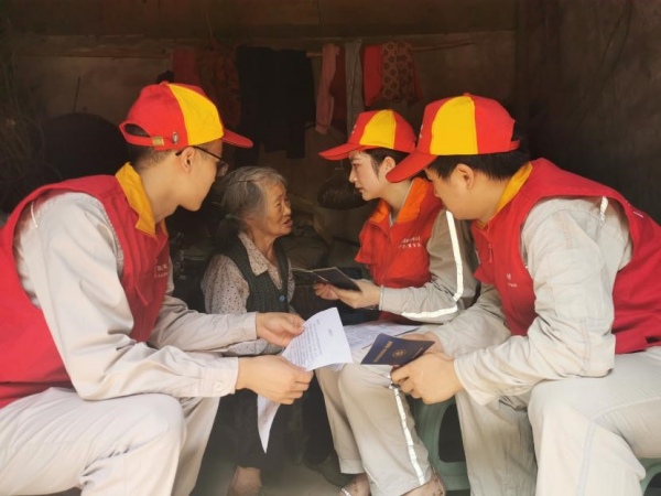 國家電網重慶電力(城口營銷)紅巖共產黨員服務隊為孤寡“五保戶”老人上門辦理“減免10度電”。國網城口供電公司供圖