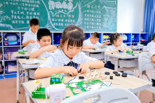 青少年汽車無限創(chuàng)意征集活動暨中國汽研汽車指數(shù)安全同行科普活動來到了重慶璧山區(qū)鳳凰小學校與重慶兩江新區(qū)禮博小學校。主辦方供圖