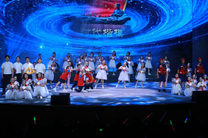 育才紅旭小學節(jié)目《仰望星空》。張源攝