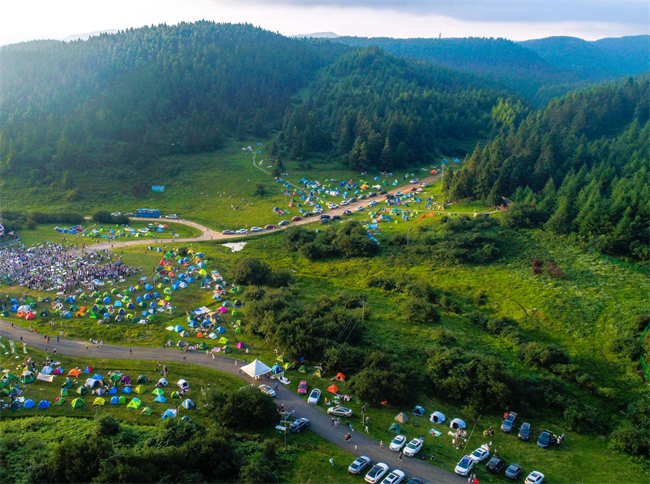 仙女山大草原露營(yíng)。武隆喀斯特旅游公司供圖