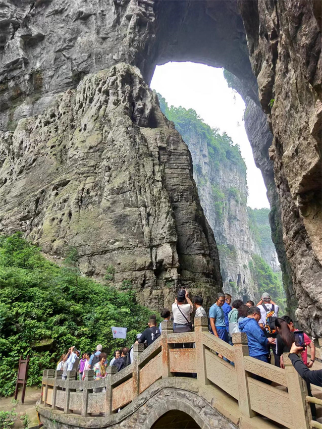 游客在天生三橋攝影留念。武隆喀斯特旅游公司供圖