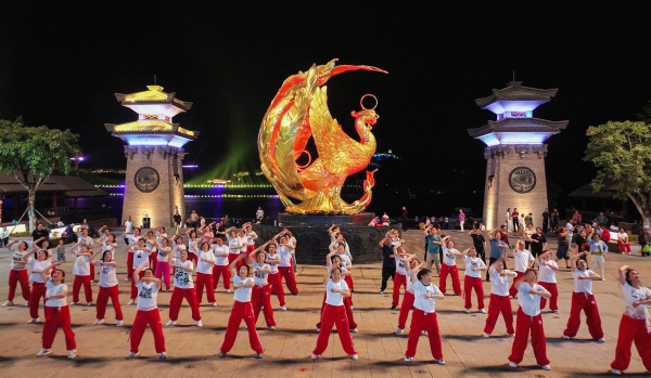 夜晚的“鳳鳴平都”雕塑旁人聲鼎沸。豐都縣委宣傳部供圖