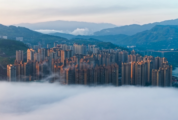 云霧中的豐都城區(qū)。王雄偉攝