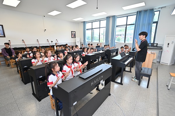 支教志愿者為孩子們上課。鄒樂攝