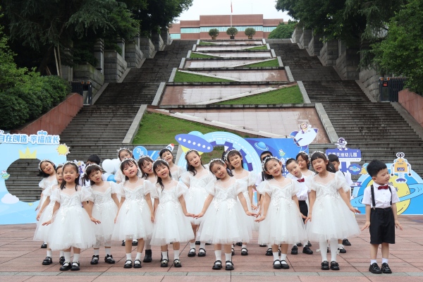 合唱團(tuán)獻(xiàn)唱《開(kāi)心六一》。主辦方供圖