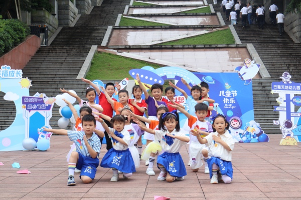舞蹈隊(duì)獻(xiàn)上《孩子的天空》。主辦方供圖