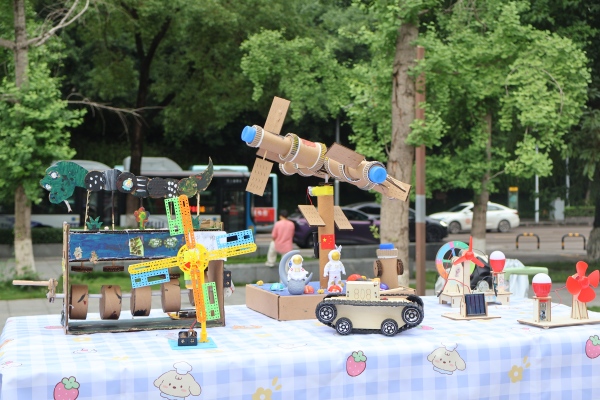 親子科技小創(chuàng)作。主辦方供圖