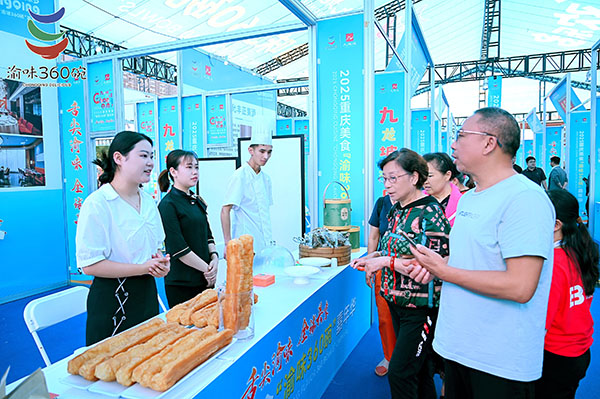 市民在活動(dòng)現(xiàn)場品嘗、購買美食?；顒?dòng)主辦方供圖