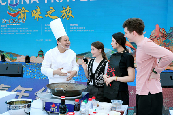 國際友人體驗(yàn)菜品制作?；顒?dòng)主辦方供圖
