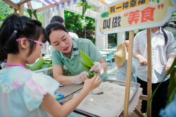 市民游客體驗(yàn)包粽子。主辦方供圖