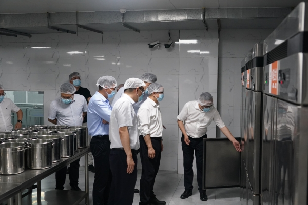 江北區(qū)“兩代表一委員”深入學(xué)校開(kāi)展校園膳食經(jīng)費(fèi)管理及食品安全問(wèn)題調(diào)研。江北區(qū)委宣傳部供圖