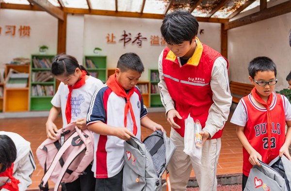 青年志愿者們?yōu)槎c幫扶的困難學(xué)生帶去愛心物資。國網(wǎng)重慶永川供電公司供圖