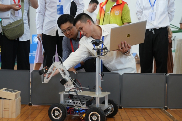 學(xué)生接受校企專家聯(lián)合評(píng)審。重慶理工大學(xué)供圖