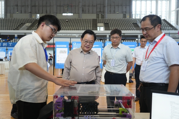 學(xué)生現(xiàn)場(chǎng)展示自己的作品。重慶理工大學(xué)供圖