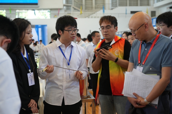 學(xué)生接受校企專家聯(lián)合評(píng)審。重慶理工大學(xué)供圖