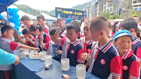 學(xué)生體驗(yàn)鹽水浮雞蛋小實(shí)驗(yàn)。校方供圖