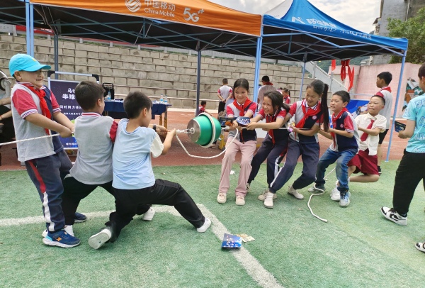 學(xué)生體驗(yàn)馬德堡半球?qū)嶒?yàn)。校方供圖