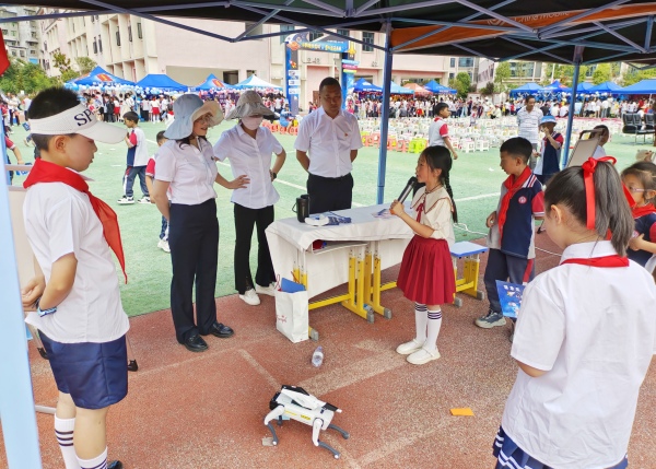 機(jī)器狗項(xiàng)目體驗(yàn)區(qū)。校方供圖