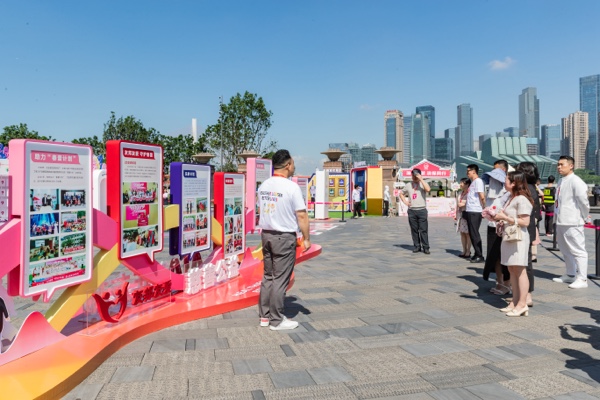 由友邦人壽重慶分公司主辦的好生活節(jié)在重慶朝天門廣場(chǎng)啟幕。羅云希攝