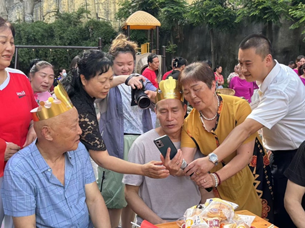 現(xiàn)場連線女兒送上生日祝福?；ㄏ值拦﹫D