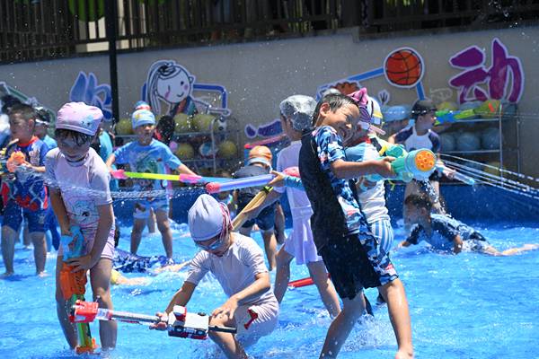 系列活動：戲水。北碚區(qū)椿山幼兒園供圖