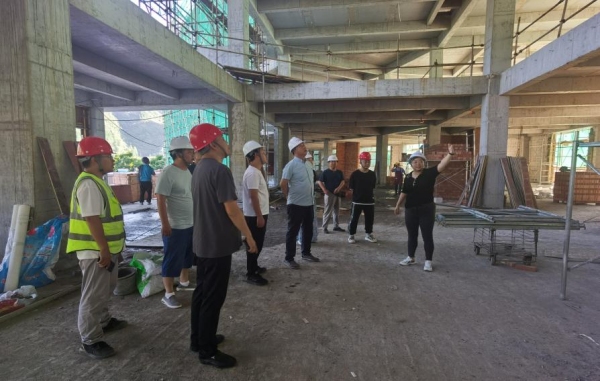 研究所領導班子現場協調解決改擴建項目有關問題。重慶市藥物種植研究所供圖