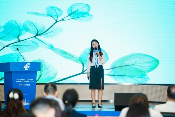 全國新時代青年先鋒代表，重慶市衛(wèi)生健康委重要發(fā)展處副處長、團委書記張琪開展宣講。郵儲銀行重慶分行供圖