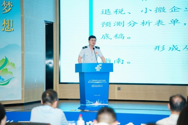 全國新時代青年先鋒代表、重慶市稅務(wù)局第三稅務(wù)分局數(shù)據(jù)管理科副科長冉童心開展宣講。郵儲銀行重慶分行供圖