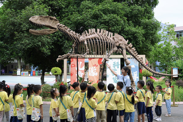“恐龍考古”項(xiàng)目讓孩子們流連忘返。主辦方供圖