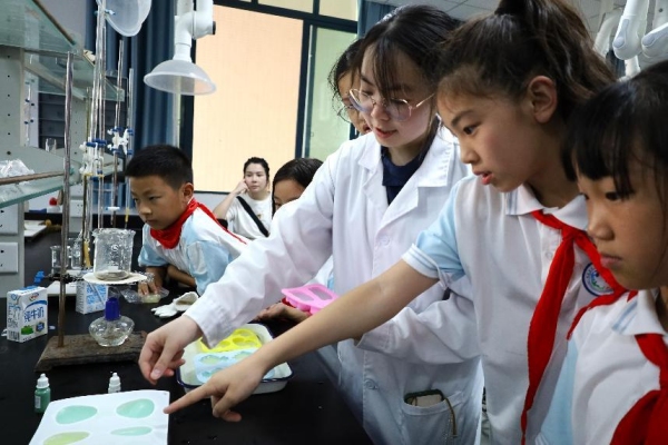 小朋友們在實驗室內(nèi)動手實驗。重慶師范大學供圖