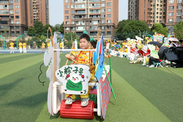 創(chuàng)意十足的旱地龍舟。付軍攝