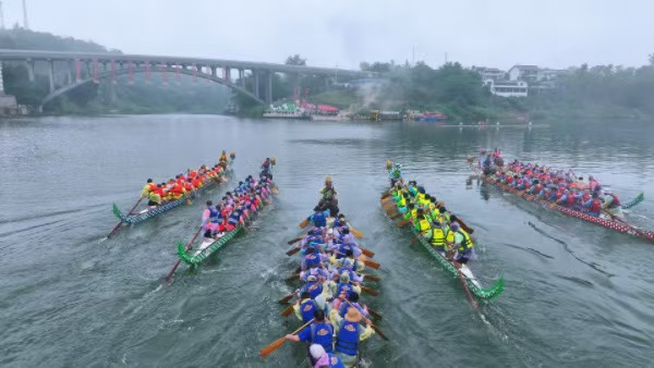 龍舟江面競速。銅梁區(qū)委宣傳部供圖
