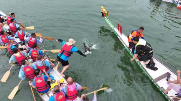 “搶彩頭”活動。銅梁區(qū)委宣傳部供圖