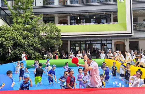 孩子們在室外玩水。悅來幼兒園供圖