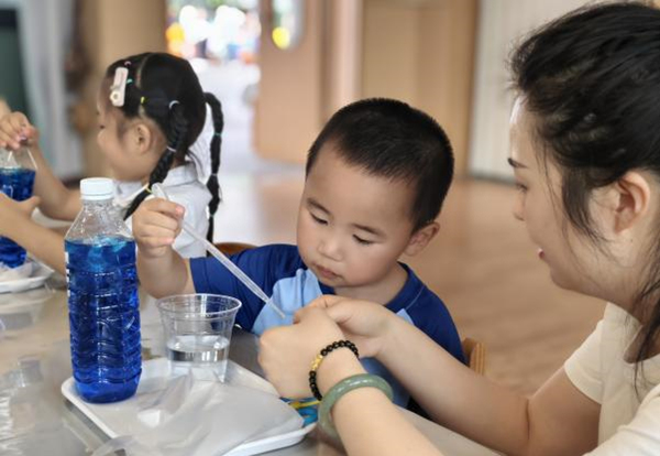 孩子們在老師的指導(dǎo)下做實驗。悅來幼兒園供圖