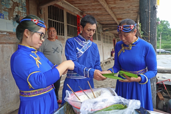 包粽子。彭水縣融媒體中心供圖