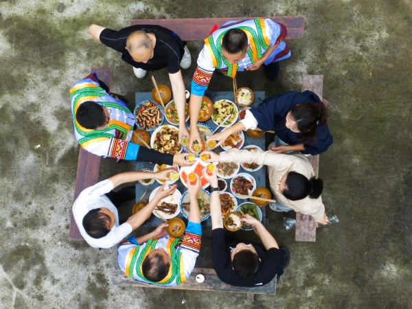 舉杯共慶佳節(jié)。彭水縣融媒體中心供圖