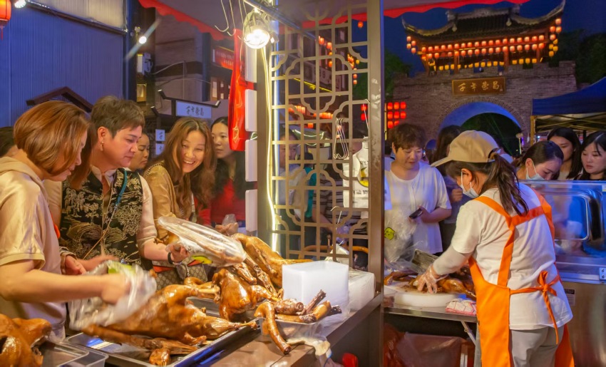 游客排隊(duì)購買榮昌鹵鵝。