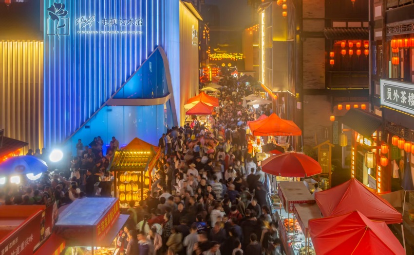 夜晚的夏布小鎮(zhèn)游人如織。